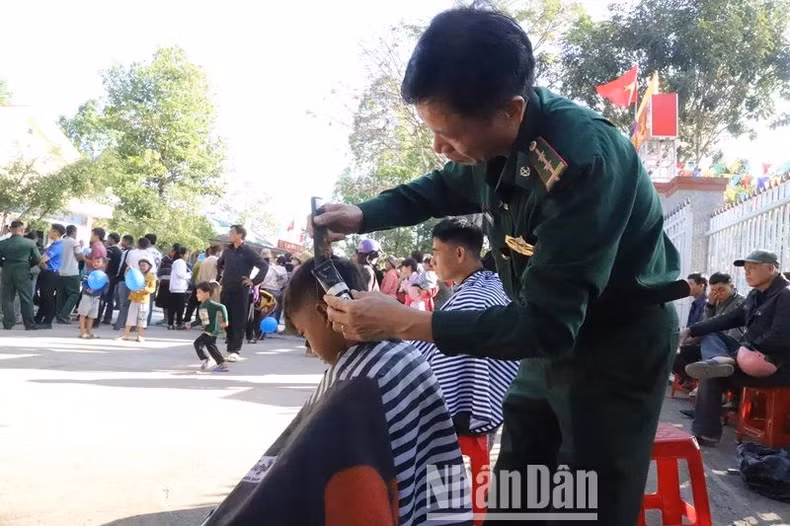 Thực hiện chương trình "Tay kéo biên phòng", cán bộ, chiến sĩ Bộ đội biên phòng tỉnh Đắk Lắk thường xuyên tổ chức cắt tóc cho người dân biên giới.
