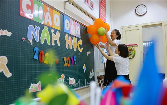 Giáo viên cùng trang trí lớp học sạch đẹp. Ảnh: Thanh Tùng/TTXVN