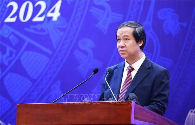 Bộ trưởng Bộ Giáo dục và Đào tạo Nguyễn Kim Sơn phát biểu khai mạc Hội nghị Tổng kết năm học 2023-2024 và triển khai nhiệm vụ năm 2024-2025. Ảnh: Dương Giang/TTXVN