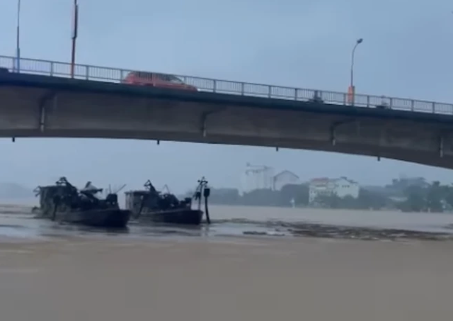 2 tàu hút cát trôi trên sông Hồng đoạn qua địa phận tỉnh Lào Cai. Ảnh từ nguồn: Sở GTVT tỉnh Lào Cai. 2 tàu hút cát trôi trên sông Hồng đoạn qua địa phận tỉnh Lào Cai. Ảnh từ nguồn: Sở GTVT tỉnh Lào Cai.