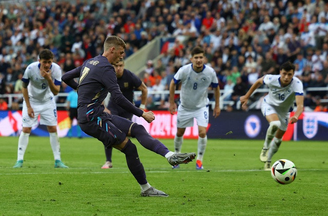 Cole Palmer mở tỉ số từ chấm 11m cho tuyển Anh. Cole Palmer mở tỉ số từ chấm 11m cho tuyển Anh.