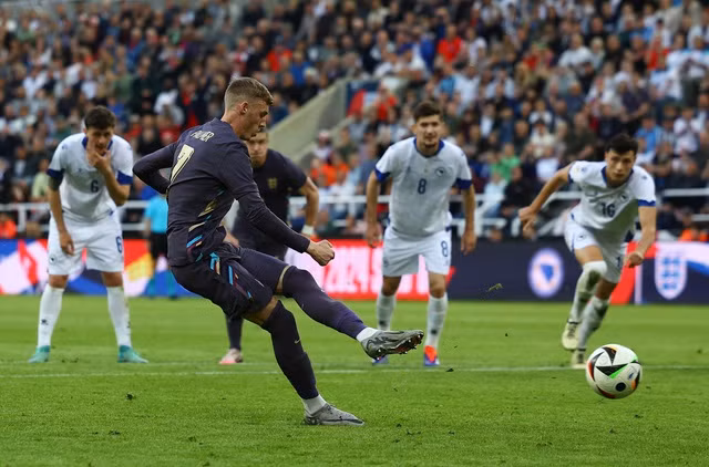 Cole Palmer mở tỉ số từ chấm 11m cho tuyển Anh.