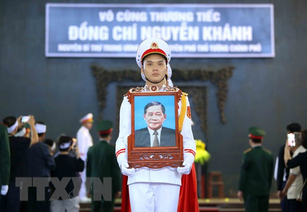Nghi thức di quan đồng chí Nguyễn Khánh về nơi an nghỉ cuối cùng. (Ảnh: An Đăng/TTXVN) Nghi thức di quan đồng chí Nguyễn Khánh về nơi an nghỉ cuối cùng. (Ảnh: An Đăng/TTXVN)