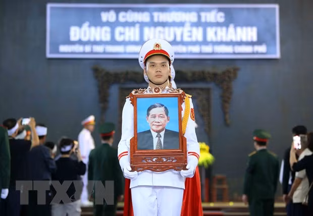 Nghi thức di quan đồng chí Nguyễn Khánh về nơi an nghỉ cuối cùng. (Ảnh: An Đăng/TTXVN)
