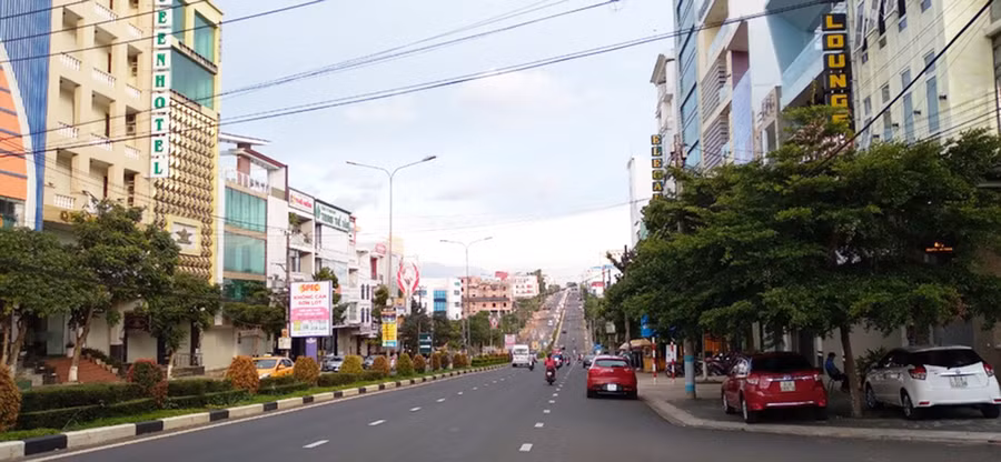 Một góc khu phố mới Hoa Lư-Phù Đổng trên đường Nguyễn Tất Thành. Ảnh: Lê Anh