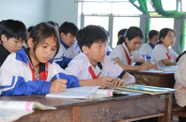 Em Lê Đại Vĩ (nam sinh ngồi bàn đầu) hiện là học sinh khá của trường. Ảnh: Trần Hiếu Em Lê Đại Vĩ (nam sinh ngồi bàn đầu) hiện là học sinh khá của trường. Ảnh: Trần Hiếu