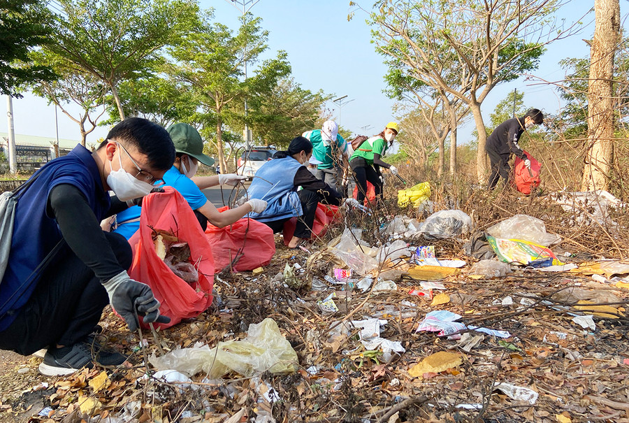 Các thành viên của Dự án “Hành trình xanh” nhặt rác dọc các tuyến đường ở TP. Pleiku. Ảnh: Phan Lài Các thành viên của Dự án “Hành trình xanh” nhặt rác dọc các tuyến đường ở TP. Pleiku. Ảnh: Phan Lài