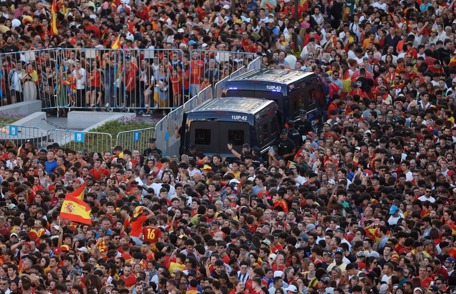 Biển người tập trung ở quảng trường để chờ đón cả đội. Ảnh Reuters