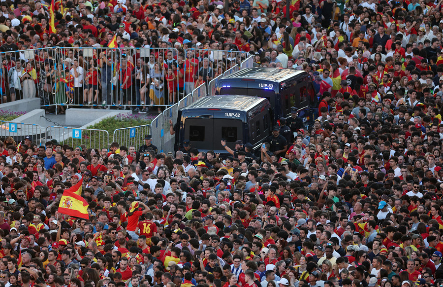 Biển người tập trung ở quảng trường để chờ đón cả đội. Ảnh Reuters