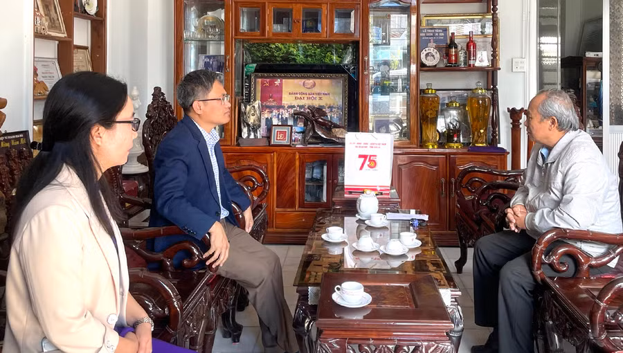 Các đồng chí lãnh đạo Thị ủy An Khê (bên trái) thăm, tặng quà lãnh đạo thị xã qua các thời kỳ nhân dịp kỷ niệm 75 năm Ngày thành lập Đảng bộ thị xã. Ảnh: Ngọc Minh