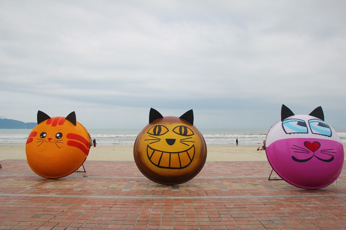 Đặc biệt, các bức vẽ được thực hiện trên thuyền thúng Đặc biệt, các bức vẽ được thực hiện trên thuyền thúng