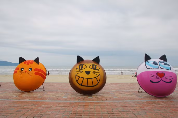 Đặc biệt, các bức vẽ được thực hiện trên thuyền thúng