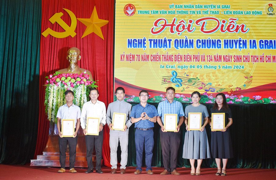 Ban tổ chức trao giải cho các nhân đạt giải ở thể loại song ca. Ảnh: Minh Thoan Ban tổ chức trao giải cho các nhân đạt giải ở thể loại song ca. Ảnh: Minh Thoan