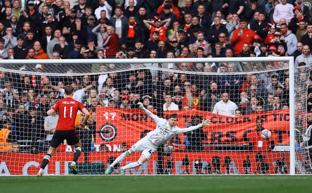Rasmus Hojlund sút thành công qủa luân lưu quyết định, đưa Man United vào chung kết