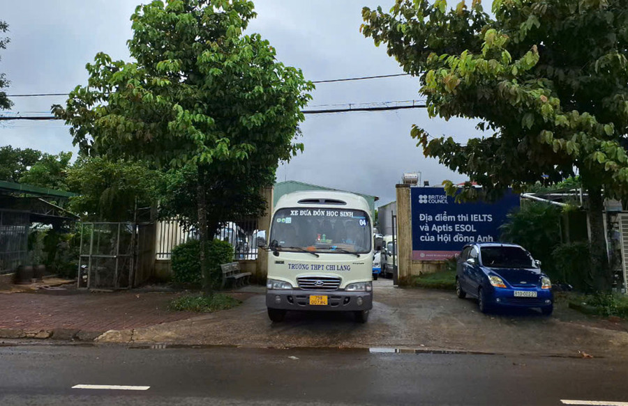 Xe đưa đón học sinh của Trường THPT Chi Lăng. Ảnh: Thiên Di