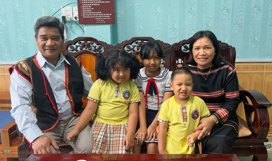 Gia đình bà Rơ Măh H'Ngoăi và ông Kpuih Y Xê (làng Pleiku Roh, phường Yên Đỗ, TP. Pleiku). Ảnh: Đ.Y Gia đình bà Rơ Măh H'Ngoăi và ông Kpuih Y Xê (làng Pleiku Roh, phường Yên Đỗ, TP. Pleiku). Ảnh: Đ.Y