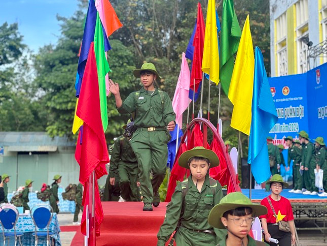 Các em học sinh bước qua cầu vinh quang Các em học sinh bước qua cầu vinh quang