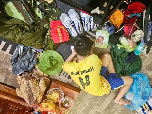 Em Phúc tự sắp xếp hành trang trước khi tham gia chương trình. Em Phúc tự sắp xếp hành trang trước khi tham gia chương trình.