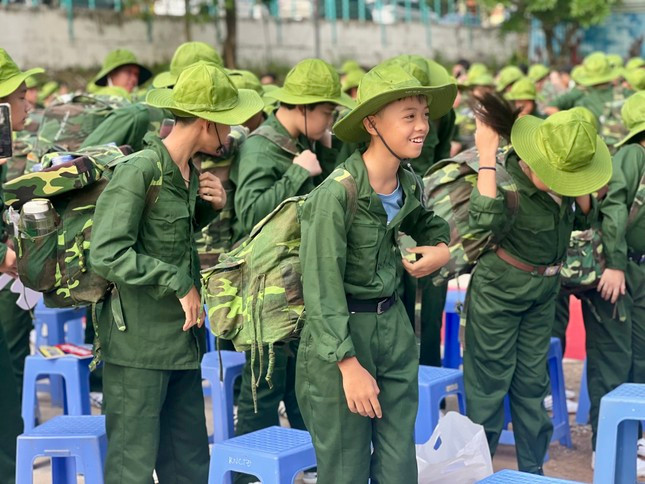 Mỗi em học sinh có một balo đủ hành trang sử dụng trong vòng 9 ngày. Mỗi em học sinh có một balo đủ hành trang sử dụng trong vòng 9 ngày.