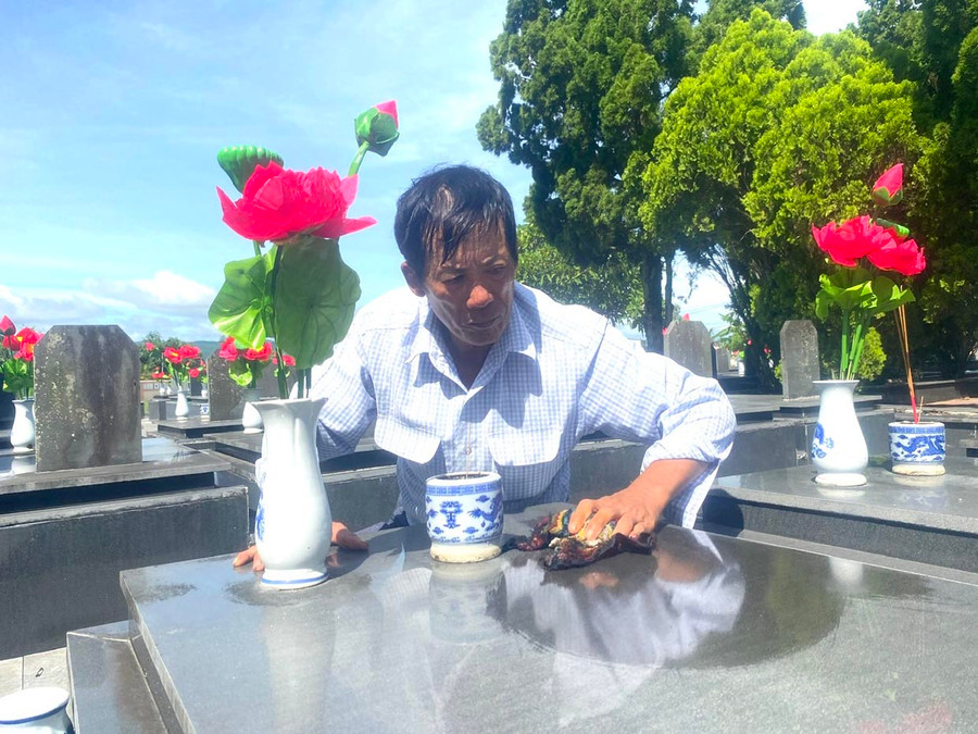 Ông Nguyễn Xuân Trường-quản trang (Nghĩa trang Liệt sĩ thị xã An Khê) cẩn thận lau dọn từng phần mộ liệt sĩ. Ảnh: An Phát Ông Nguyễn Xuân Trường-quản trang (Nghĩa trang Liệt sĩ thị xã An Khê) cẩn thận lau dọn từng phần mộ liệt sĩ. Ảnh: An Phát
