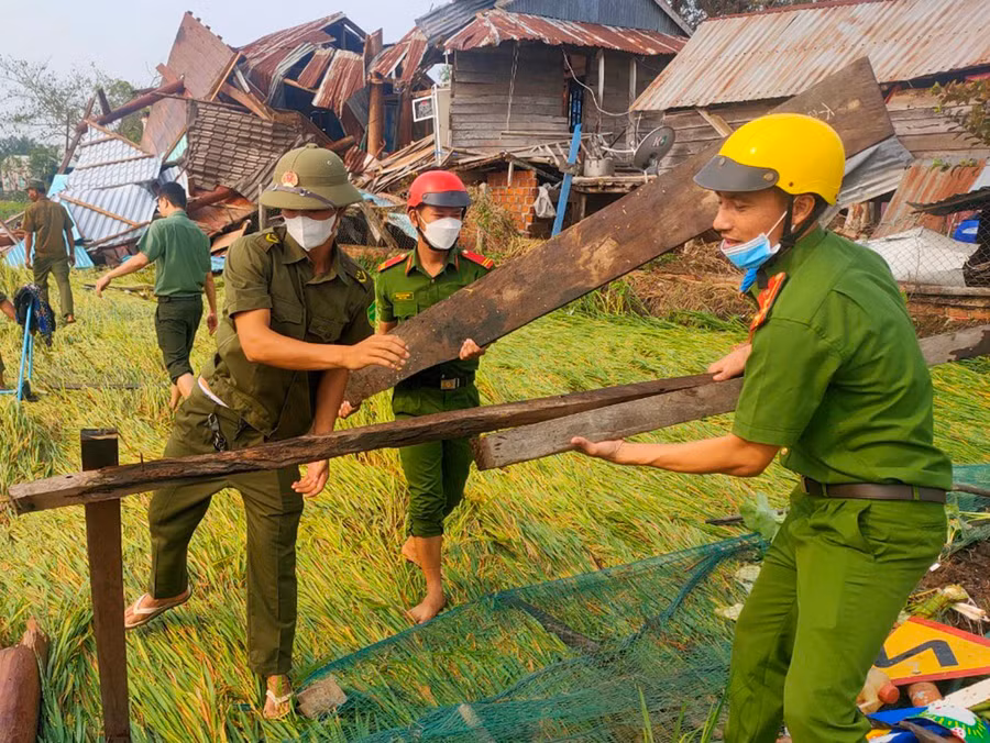 Công an xã Ia Yeng (huyện Phú Thiện) giúp người dân khắc phục hậu quả cơn mưa giông ngày 15-4-2023 (ảnh Công an huyện Phú Thiện cung cấp).