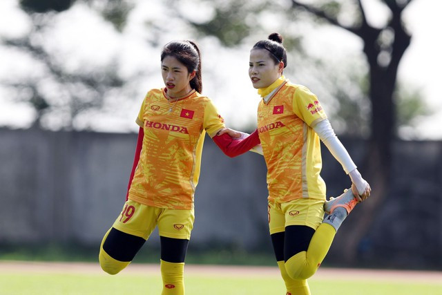 Thanh Nhã (19) tích cực trên sân tập cùng đồng đội... Ảnh: VFF Thanh Nhã (19) tích cực trên sân tập cùng đồng đội... Ảnh: VFF