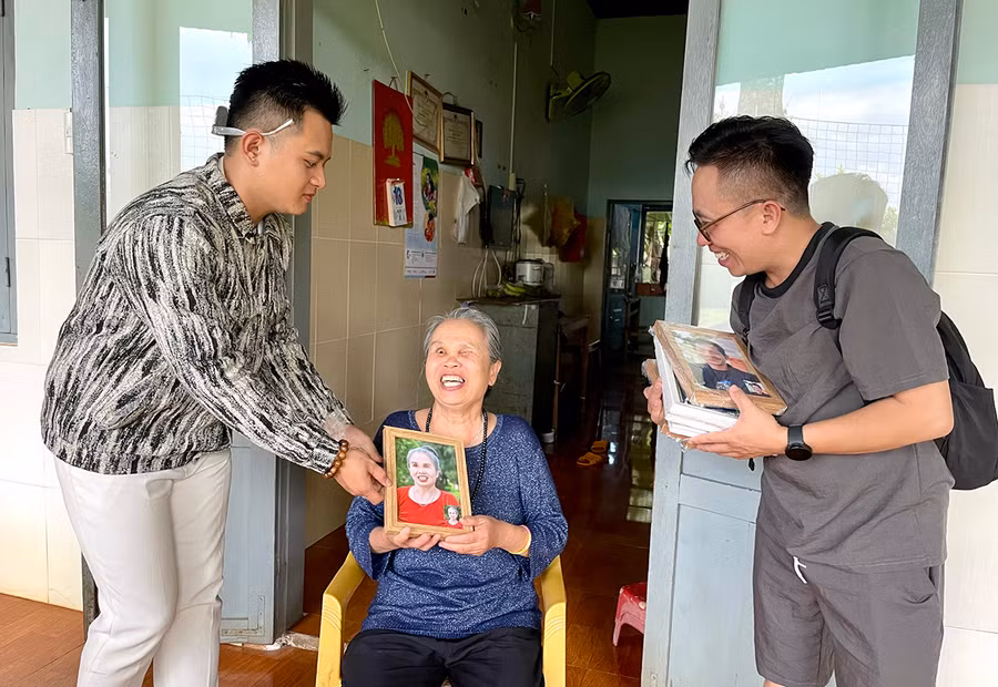 Bà Phạm Thị Cứu (78 tuổi) rất vui mừng khi nhận được món quà ý nghĩa từ chương trình “Tấm ảnh yêu thương”. Ảnh: P.D