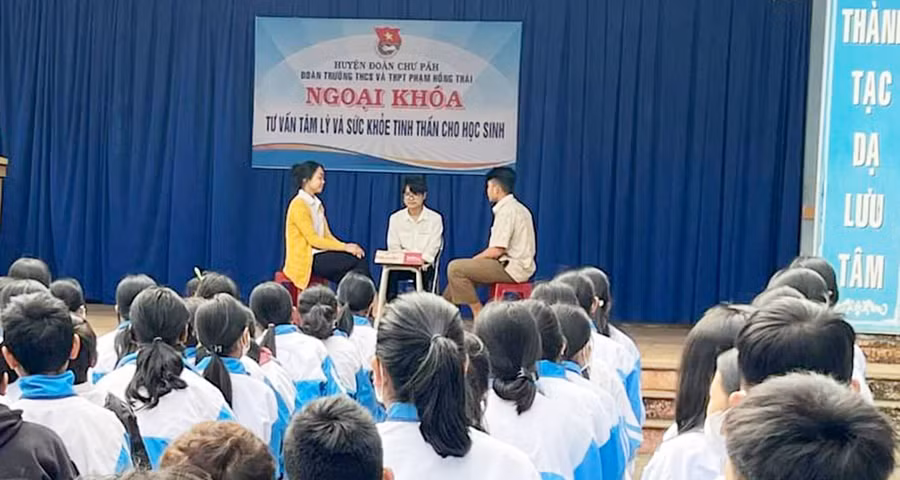Trường THCS và THPT Phạm Hồng Thái (huyện Chư Păh) tổ chức ngoại khóa tư vấn tâm lý và sức khỏe tinh thần cho học sinh. Ảnh ĐVCC