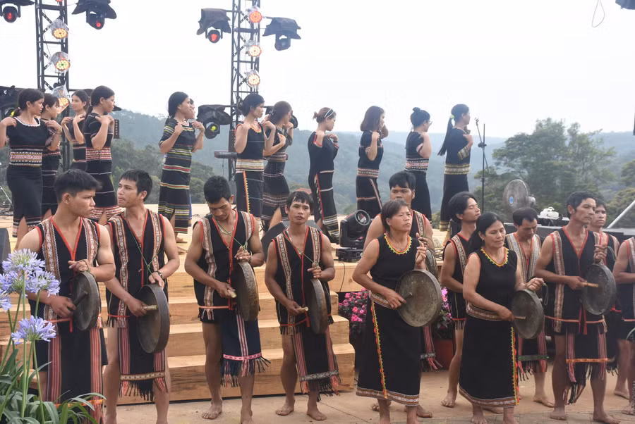 Biểu diễn cồng chiêng khai trương phố đi bộ. Ảnh: VP