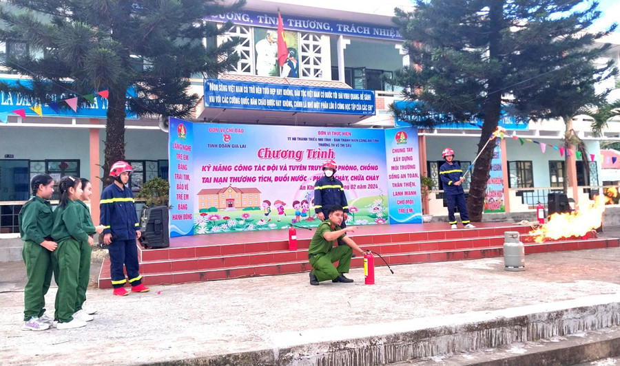 Cán bộ Công an tỉnh Gia Lai hướng dẫn học sinh trên địa bàn thị xã An Khê kỹ năng sử dụng bình chữa cháy. Ảnh: R.H Cán bộ Công an tỉnh Gia Lai hướng dẫn học sinh trên địa bàn thị xã An Khê kỹ năng sử dụng bình chữa cháy. Ảnh: R.H