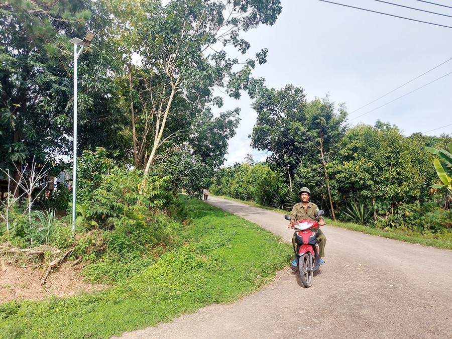 Các tổ tự quản ở xã Hà Tây thường xuyên tuần tra, nhắc nhở người dân chấp hành pháp luật. Ảnh: Thiên Di Các tổ tự quản ở xã Hà Tây thường xuyên tuần tra, nhắc nhở người dân chấp hành pháp luật. Ảnh: Thiên Di