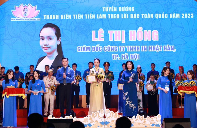 Tuyên dương 420 thanh niên tiên tiến làm theo lời Bác toàn quốc - Ảnh 5. Bà Nguyễn Thị Tuyến và anh Nguyễn Minh Triết trao chứng nhận cho đại biểu. Ảnh: NGỌC THẮNG