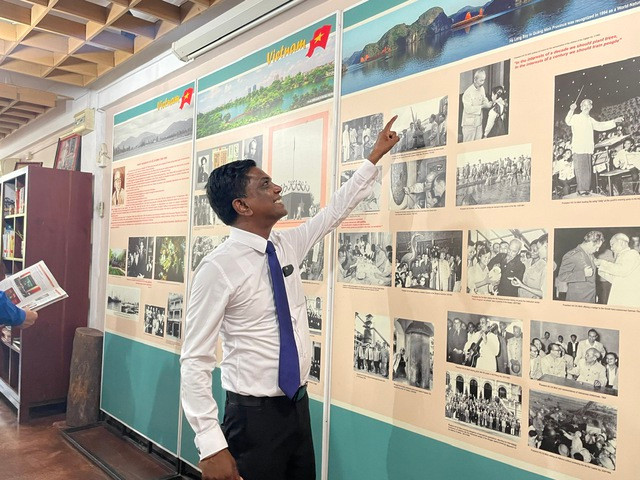 Thư ký Thủ tướng Sri Lanka ông Samitha Kavirathna tham quan và tìm hiểu về cuộc đời và sự nghiệp của Chủ tịch Hồ Chí Minh. Ảnh: Vũ Thơ Thư ký Thủ tướng Sri Lanka ông Samitha Kavirathna tham quan và tìm hiểu về cuộc đời và sự nghiệp của Chủ tịch Hồ Chí Minh. Ảnh: Vũ Thơ