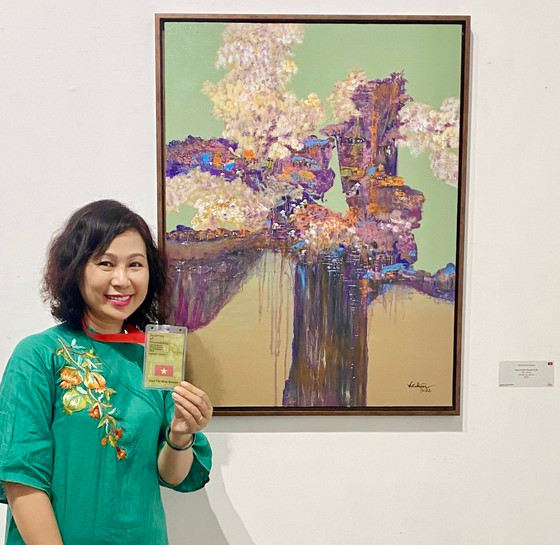 Hoạ sĩ Việt Kim Quyên và tác phẩm trưng bày trong triển lãm. Hoạ sĩ Việt Kim Quyên và tác phẩm trưng bày trong triển lãm.