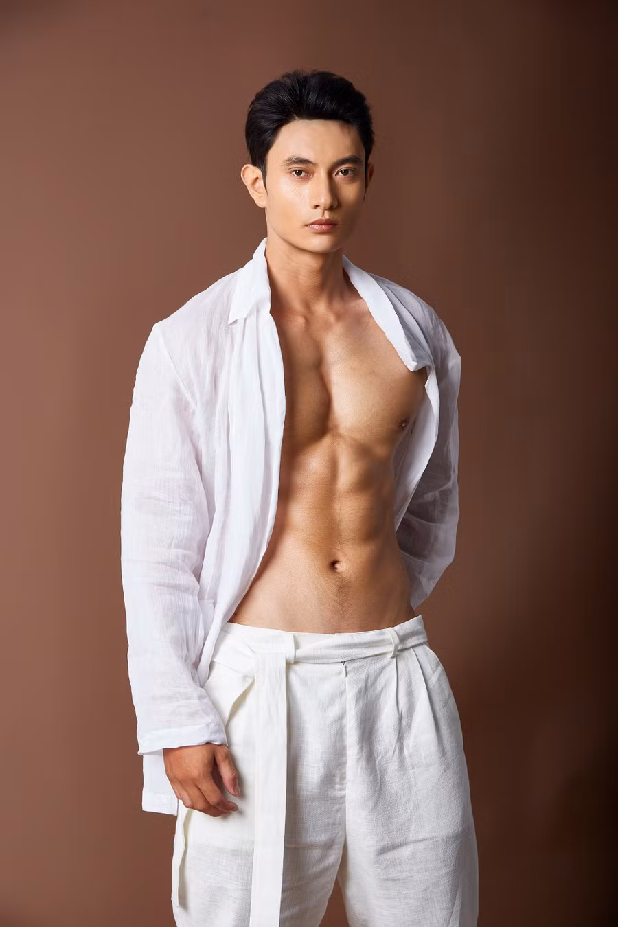 Phạm Minh Quyền thi Nam vương Quốc tế 2023 - Ảnh 3. Theo Phạm Minh Quyền, anh từng không có ý định tham gia thêm bất kỳ cuộc thi nào để tập trung vào sự nghiệp làm huấn luyện viên cũng như các hoạt động nghệ thuật. Tuy nhiên, khi nhận được lời đề nghị, anh quyết định bước ra khỏi "vùng an toàn" để thử thách bản thân ở một cuộc thi quốc tế. Ảnh: Nguyễn Dương - Hứa Quý Long