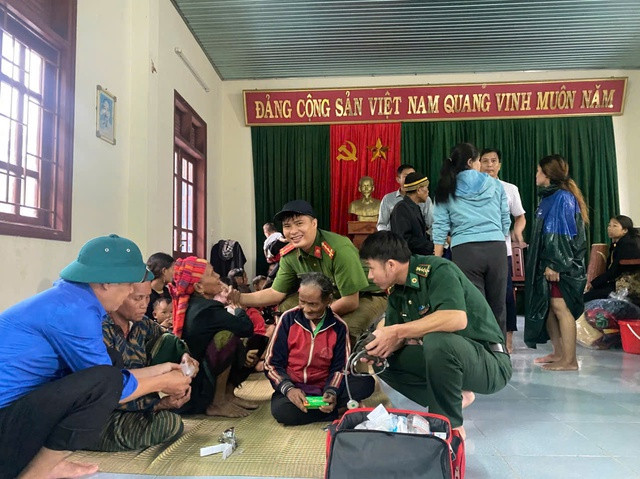 Các lực lượng chức năng, vận động sơ tán người dân bản Mít Cát, xã Kim Thủy đến công trình nhà văn hóa