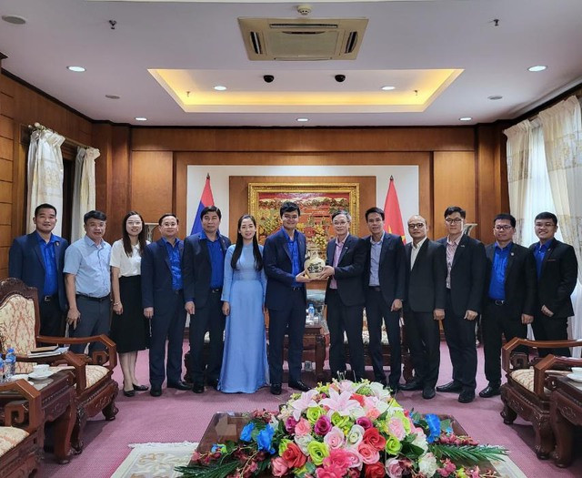 Anh Bùi Quang Huy hội đàm với Bí thư T.Ư Đoàn Thanh niên NDCM Lào. - Ảnh 3. Đoàn đại biểu cấp cao T.Ư Đoàn thăm và làm việc với Đại sứ quán Việt Nam tại Lào. Ảnh: BTC