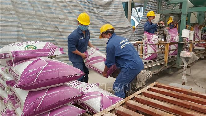 Dây chuyền sản xuất phân bón thân thiện với môi trường tại Nhà máy phân bón Long Mỹ, thuộc Công ty Cổ phần vật tư kỹ thuật nông nghiệp Bình Định. Ảnh minh họa: Hồng Nhung/TTXVN