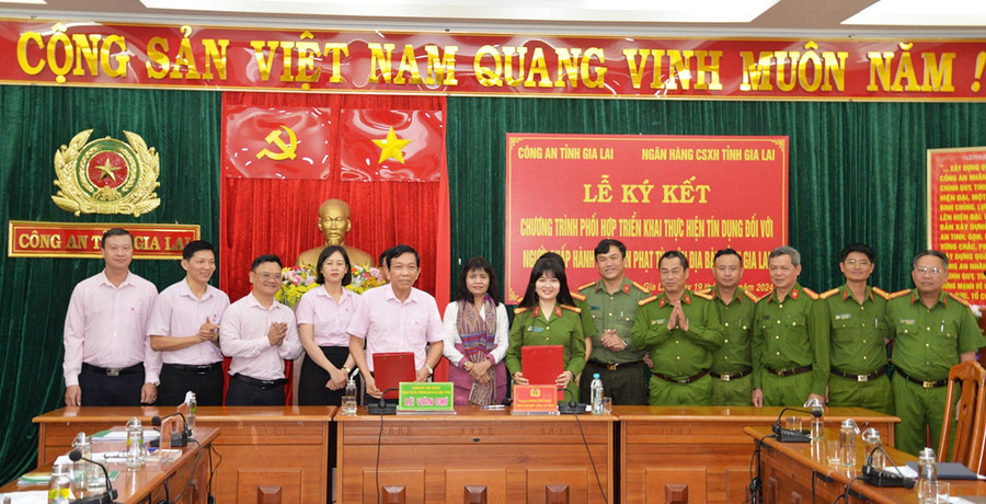 Công an tỉnh và Ngân hàng Chính sách xã hội tỉnh ký kết Chương trình phối hợp. Ảnh: Nông Hòa Công an tỉnh và Ngân hàng Chính sách xã hội tỉnh ký kết Chương trình phối hợp. Ảnh: Nông Hòa