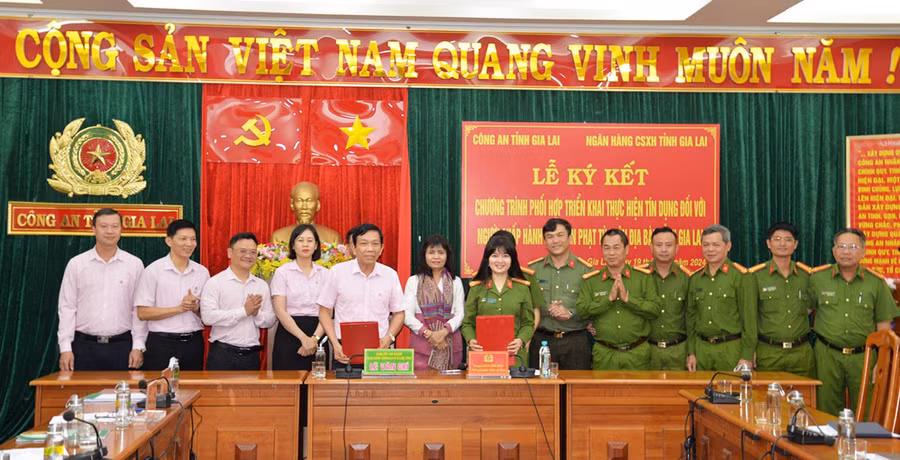 Công an tỉnh và Ngân hàng Chính sách xã hội tỉnh ký kết Chương trình phối hợp. Ảnh: Nông Hòa Công an tỉnh và Ngân hàng Chính sách xã hội tỉnh ký kết Chương trình phối hợp. Ảnh: Nông Hòa