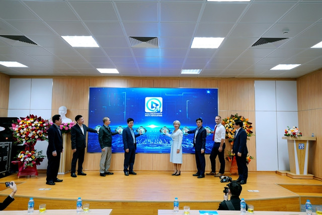 Đại diện Bộ GD-ĐT và ban tổ chức chính thức phát động cuộc thi thiết kế bài giảng điện tử tiếng Anh. Ảnh: T.M Đại diện Bộ GD-ĐT và ban tổ chức chính thức phát động cuộc thi thiết kế bài giảng điện tử tiếng Anh. Ảnh: T.M