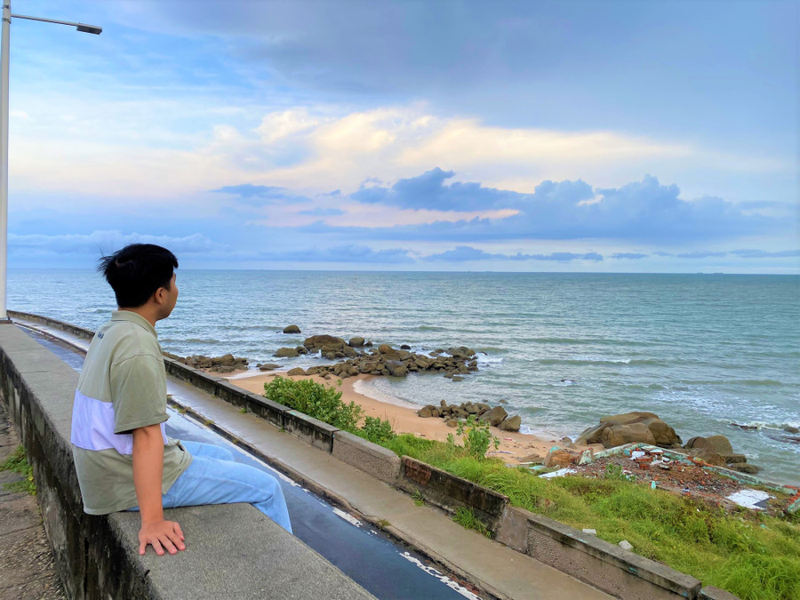 c7e3ab30f00822567b19.jpg Bạn trẻ đón gió bên đèo Nước Ngọt. Ảnh: TẤN ĐẠT