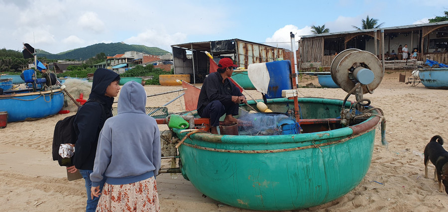 9662f5182520f77eae31.jpg Người dân sau khi đánh bắt thủy hải sản trở về. Ảnh: TẤN ĐẠT