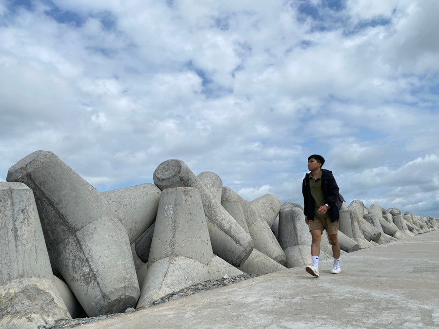 8422eab53b8ce9d2b09d.jpg Người trẻ chụp hình bên bờ kè.Ảnh: TẤN ĐẠT