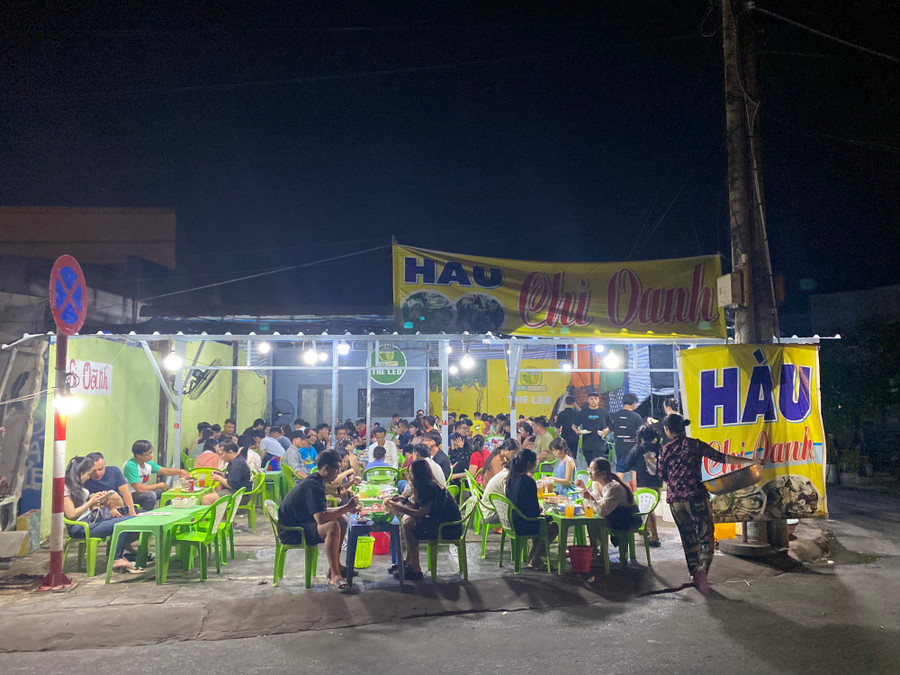 1bd3f142817a53240a6b.jpg Các hàng quán ven biển tại làng chài Phước Hải tấp nập khách đến thưởng thức. Ảnh: TẤN ĐẠT