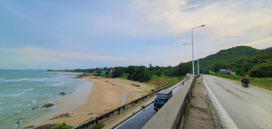 1ccdc8089230406e1921.jpg Cảnh vật mênh mông nhìn từ đèo Nước Ngọt. Ảnh: TẤN ĐẠT