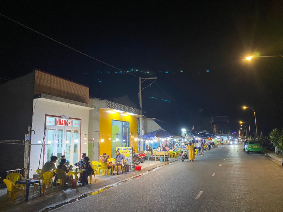 95296eee11d6c3889ac7.jpg Các hàng quán nối dài ven biển. Ảnh: TẤN ĐẠT