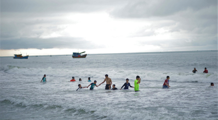 775495a6429f90c1c98e.jpg Bãi biển làng chài thu hút từ người lớn đến trẻ nhỏ.Ảnh: TẤN ĐẠT