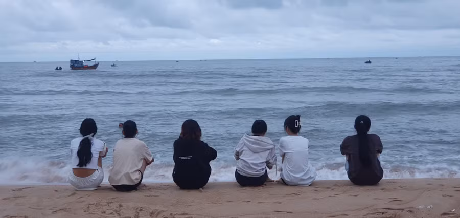 19c357bb3883eaddb392.jpg Nhóm bạn trẻ đón gió biển tại làng chài vào buổi sáng sớm. Ảnh: TẤN ĐẠT