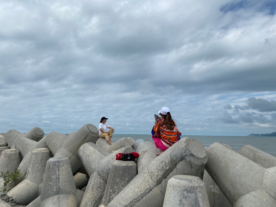 bbba6644cd7d1f23466c.jpg Bạn trẻ "sống ảo" với bờ kè. Ảnh: TẤN ĐẠT